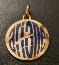 Pendentif médaille dorée émaillée "Fusée Ariane / esa - cnes - Arianespace"