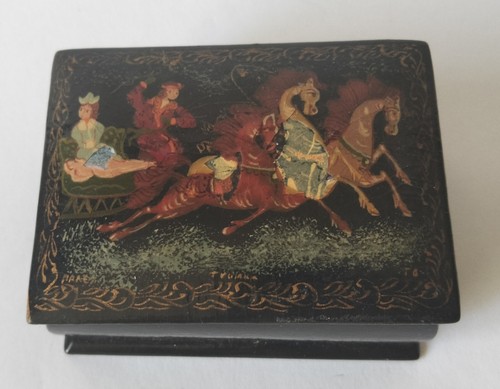 Petite boîte russe laquée - boîte,