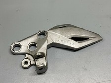 UNE PLATINE AVANT GAUCHE