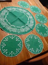 Lot de 7 Napperons ronds  verts avec broderies blanches ( ref 33 )