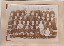 ANCIENNE PHOTO D'ECOLE  PETITS GARCONS ET MAITRE -SABOT/BLOUSES/JABOT-MEHUN-CHER