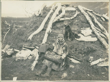 Norvège, Femme laponne avec son bébé devant sa hutte  Vintage silver print. Expé