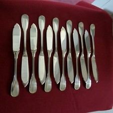 CHRISTOFLE : 12 couteaux à poisson en métal argenté modèle Versailles  