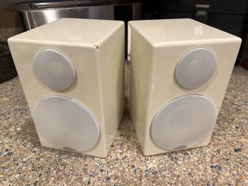 Pair monitor audio radius - of,