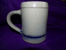 Chope à bière en grès bleu