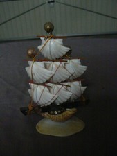 ANCIEN BATEAU EN COQUILLAGE ET BOIS VOILIER COLLECTION VINTAGE DECORATION 1970