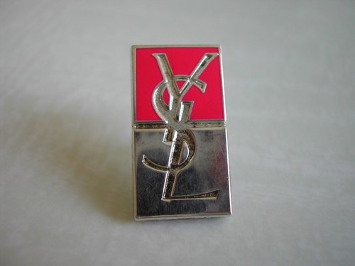 Rare pin argenté - rare,