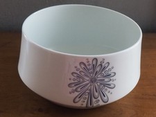 Saladier  Limoges, royale Limoges . Diam 20 cm. Haut 12 cm .Diam base 22 cm. TBE