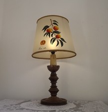 Grande lampe ronde milieu de siècle en bois tourné et cuivre abat-jour peint à la main 3932