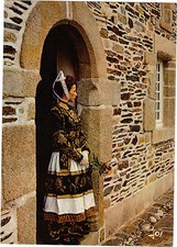 Jeune fille en costume glazik