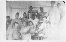 CPA 13 CARTE PHOTO DU CAMP DE CARPIAGNE AVEC LES MILITAIRES SCENE