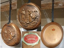 Une poêle en cuivre