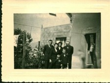 Photo ancienne portrait de famille vers 1970 à droite bidon à lait  