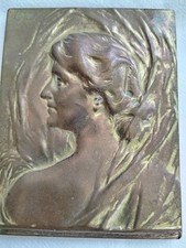 Bas-relief bronze femme