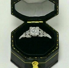 Bague de fiançailles blanche