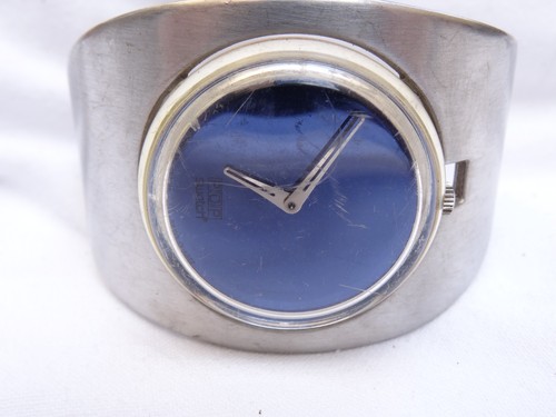 Curieuse montre ronde - ,