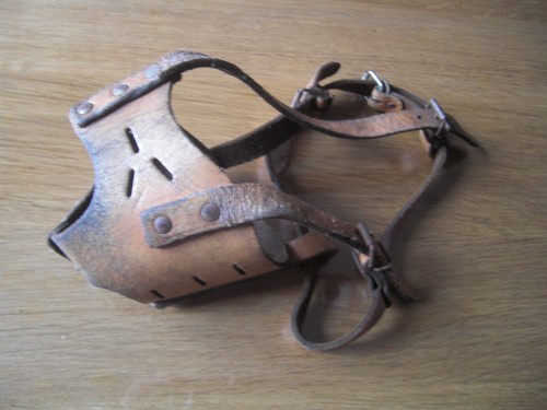 Muselière ancienne cuir - muselière,