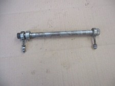 Axe de roue arrière pour