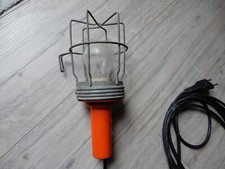 ANCIENNE PETITE LAMPE BALADEUSE D'ATELIER CAGE METAL , no bidon d'huile ancien