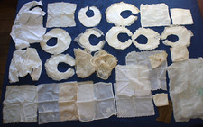 LOT ANCIEN BAVOIRS BONNETS MOUCHOIRS VÊTEMENTS BÉBÉ poupée brodé dentelles linon