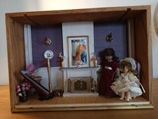 Joli diorama salon avec poupées vintage