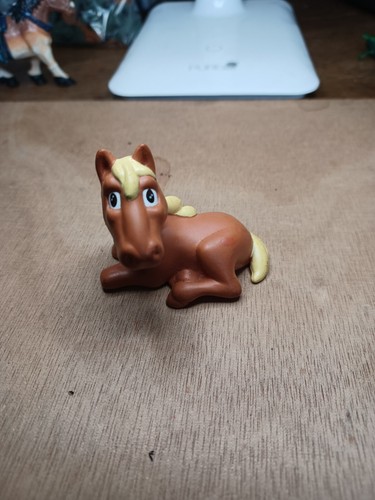Figurine cheval couché marron - couché,