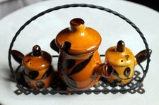 CÉRAMIQUES DE VALLAURIS "MOUTARDIER/SALIÈRE/POIVRIÈRE" AVEC SUPPORT EN FER FORGÉ