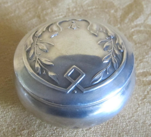Ancien pendentif boîte