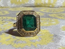 BAGUE PLAQUÉ OR SERTIE DE PIERRES BLANCHES  + UNE VERTE TAILLE 55/56