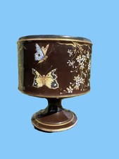 cache pot en porcelaine  décor émaillé fleurs et papillons.