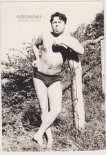 Affectueux bel homme sans