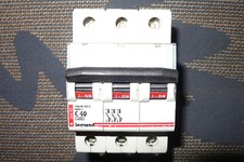 DISJONCTEUR TRIPHASE 40A