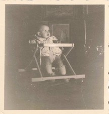 ANCIENNE PHOTOGRAPHIE BÉBÉ DANS SA CHAISE HAUTE