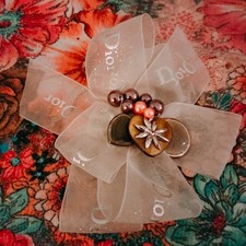 Broche fait main avec ruban