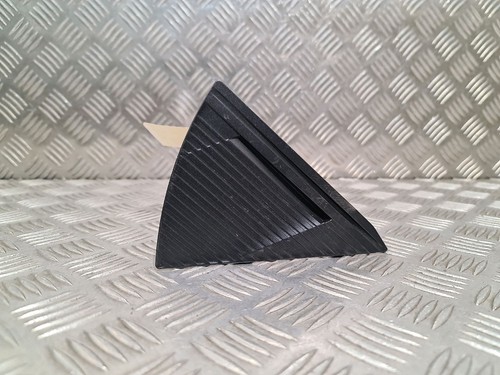 Enjoliveur triangle noir sur - triangle,
