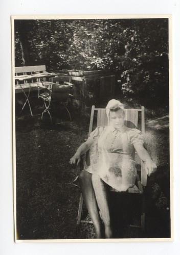 Portrait femme assise chaise