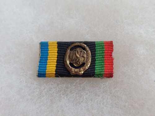 Une barrette médaille - une, de