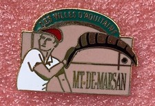 T08 Pins MONT DE MARSAN Joueur de PELOTE BASQUE Chistera Ville Aquitaine lapel