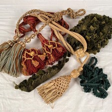 Passementerie, lot d’embrasses à rideaux et galons à pompons