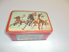 Jolie boite métal couleur Cavaliers chevaux Course dessin signé VINCENT ANGLADE