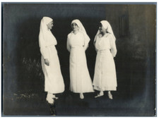 Infirmières en tenue, vers 1920 Vintage silver print.  Tirage argentique  13