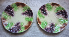 Lot de 2 Assiettes  en Barbotine décor Grappes de Raisin