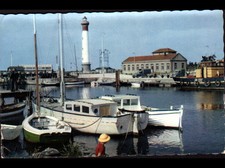 OUISTREHAM / RIVA-BELLA (14) PEUGEOT 403 Pick-up au PORT & PHARE animé en 1962