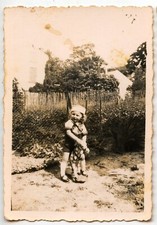 Petite fille sur cheval à roulettes - photo ancienne an. 1930 40