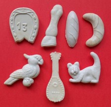 7 grosses fèves anciennes en plastique