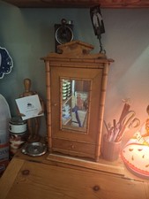 Petite Armoire meuble de Poupées Pharmacie en Pitchpin et bambou vers 1920