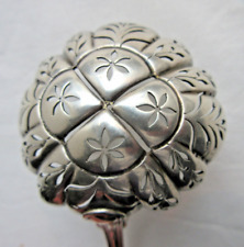 Cuillère saupoudreuse en beau métal argenté, modèle Fleurons, signée Christofle