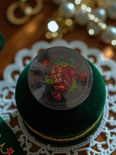 Broche ancienne peinte - à, la