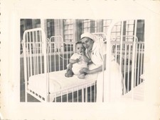 ANCIENNE PHOTOGRAPHIE JEUNE ENFANT DANS UN LIT NURSERIE AVEC SON INFIRMIERE?