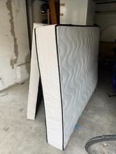 lit 140x190 en très bon état. Sommier + Matelas de  24cm d'épaisseur. Oeko-Tex 